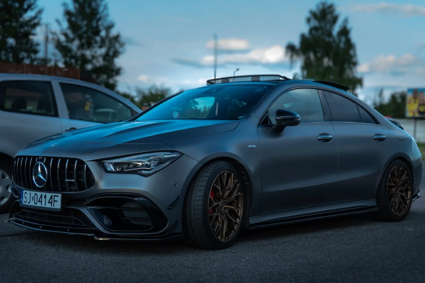 Mercedes A45 AMG na nowych aluminiowych felgach